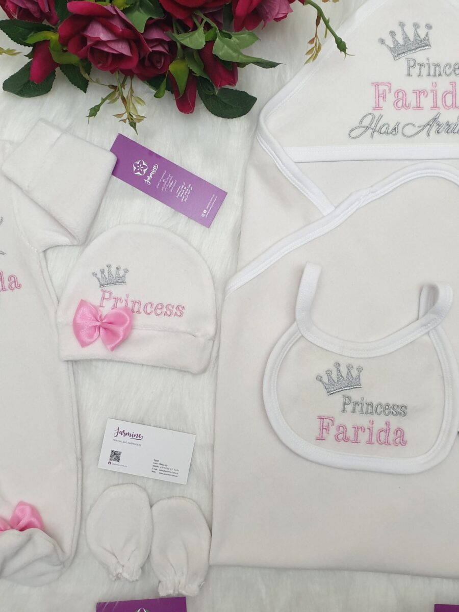 طقم قطيفة ٥ قطع : اسم فريدة Farida " princess has arrived "