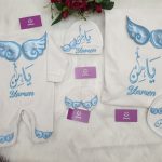 طقم مولود 5 قطع بدلة سبوع مباركة مولود تطريز اسم يامن Yamen