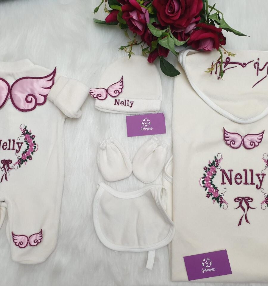 طقم قطيفة ٥ قطع : اسم نيللي " اللهم بارك" "Hello world I'm Nelly"