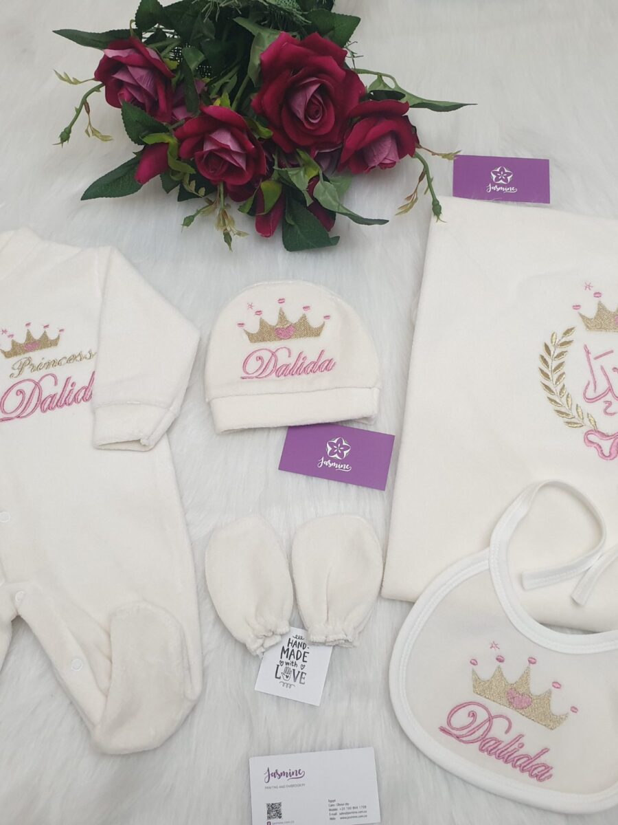 طقم قطيفة ٥ قطع : اسم داليدا Dalida " welcome our princess"