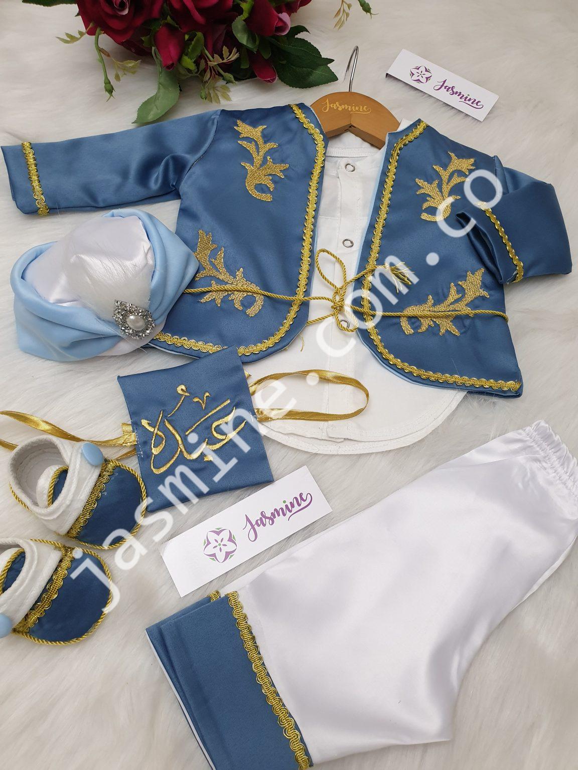 بدلة السلطان مع شوز ذهبي (6 قطع) لون كحلي منور مُصنع بالاسم تصميم تطريز ذهبي غامق sultan Navy baby set name