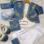 بدلة السلطان مع شوز ذهبي (6 قطع) لون كحلي منور مُصنع بالاسم تصميم تطريز ذهبي غامق sultan Navy baby set name