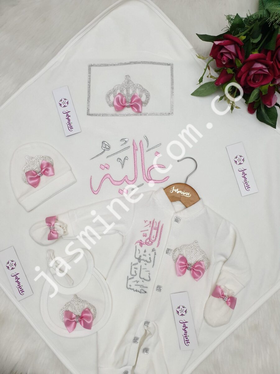 طقم ولادة وسبوع تصميم تاج استراس مع فيونكات وتطريز باسم غالية