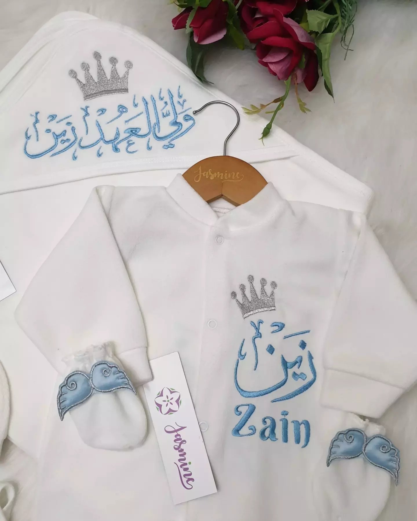 طقم ولادة وسبوع 6 قطع قطيفة زين صُنعَ بحب بتصميم أجنحة لبني - الصورة 3