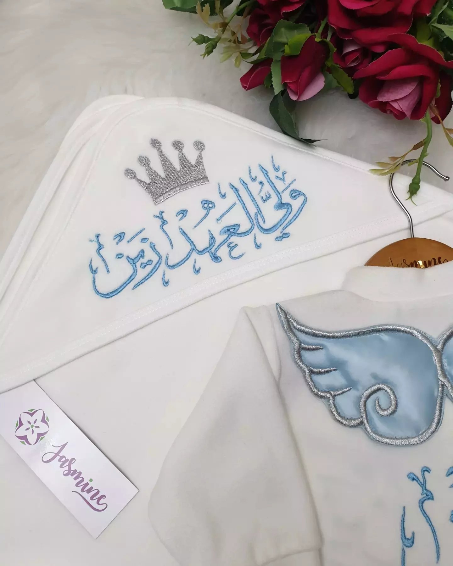 طقم ولادة وسبوع 6 قطع قطيفة زين صُنعَ بحب بتصميم أجنحة لبني - الصورة 4