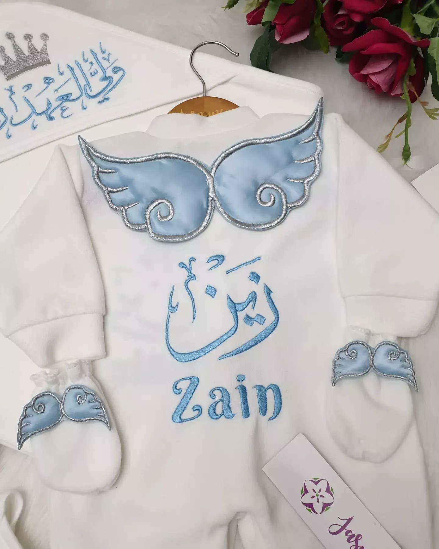 طقم ولادة وسبوع 6 قطع قطيفة زين صُنعَ بحب بتصميم أجنحة لبني - الصورة 5