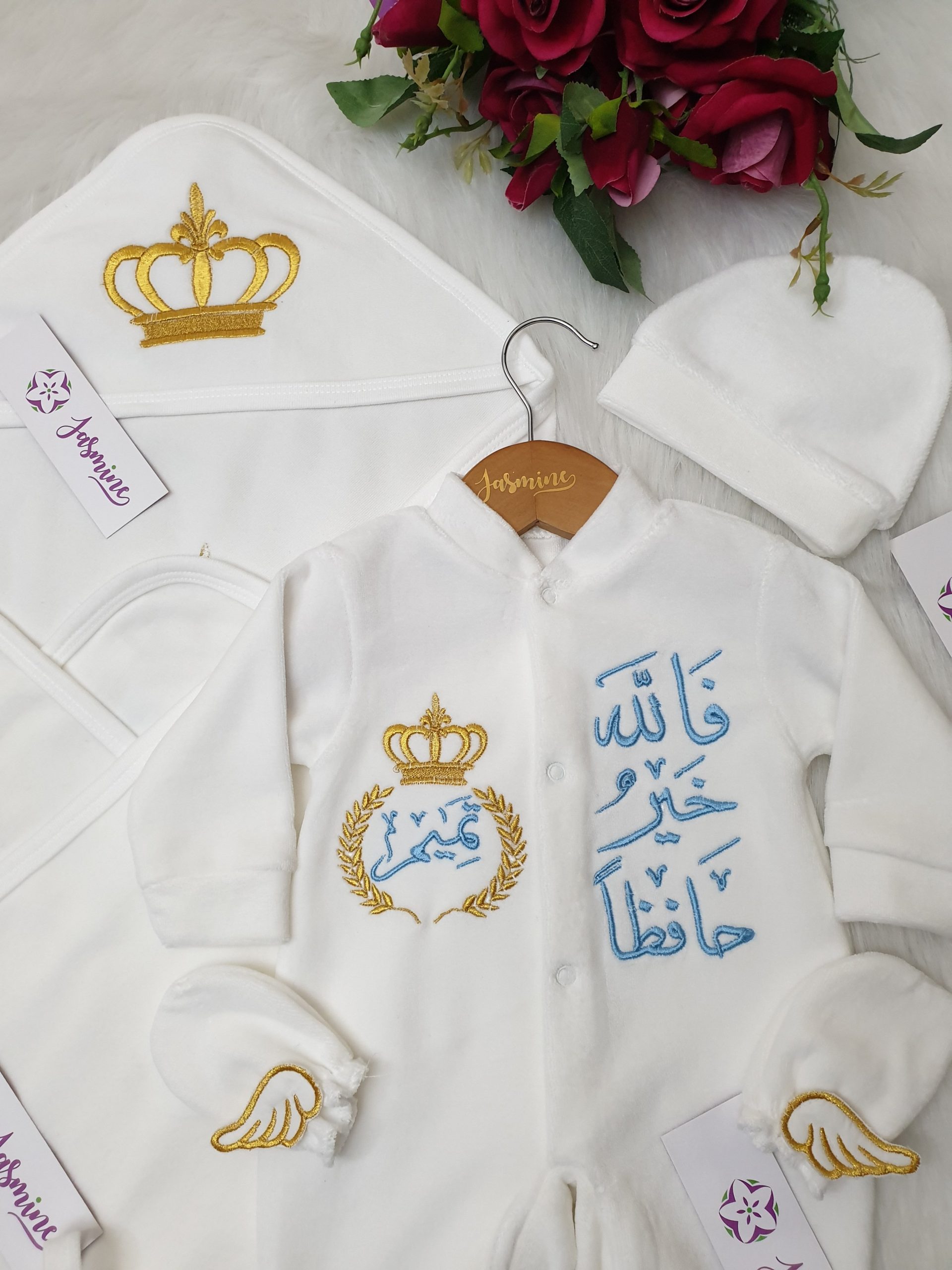 طقم ولادة 6 قطع قطيفة باسم تميم وتصميم أجنحة ذهبي غامق - الصورة 4