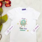 تيشرت نص كم first العيدية then hugs Adam مُصنع بالاسم تيشرت تصميم خروف العيد طباعة
