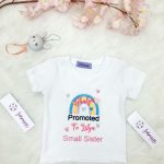 تيشرت الأخوات ghalya promoted to lilya small sister مُصنع بالاسم تيشرت تصميم قوس قزح ملون