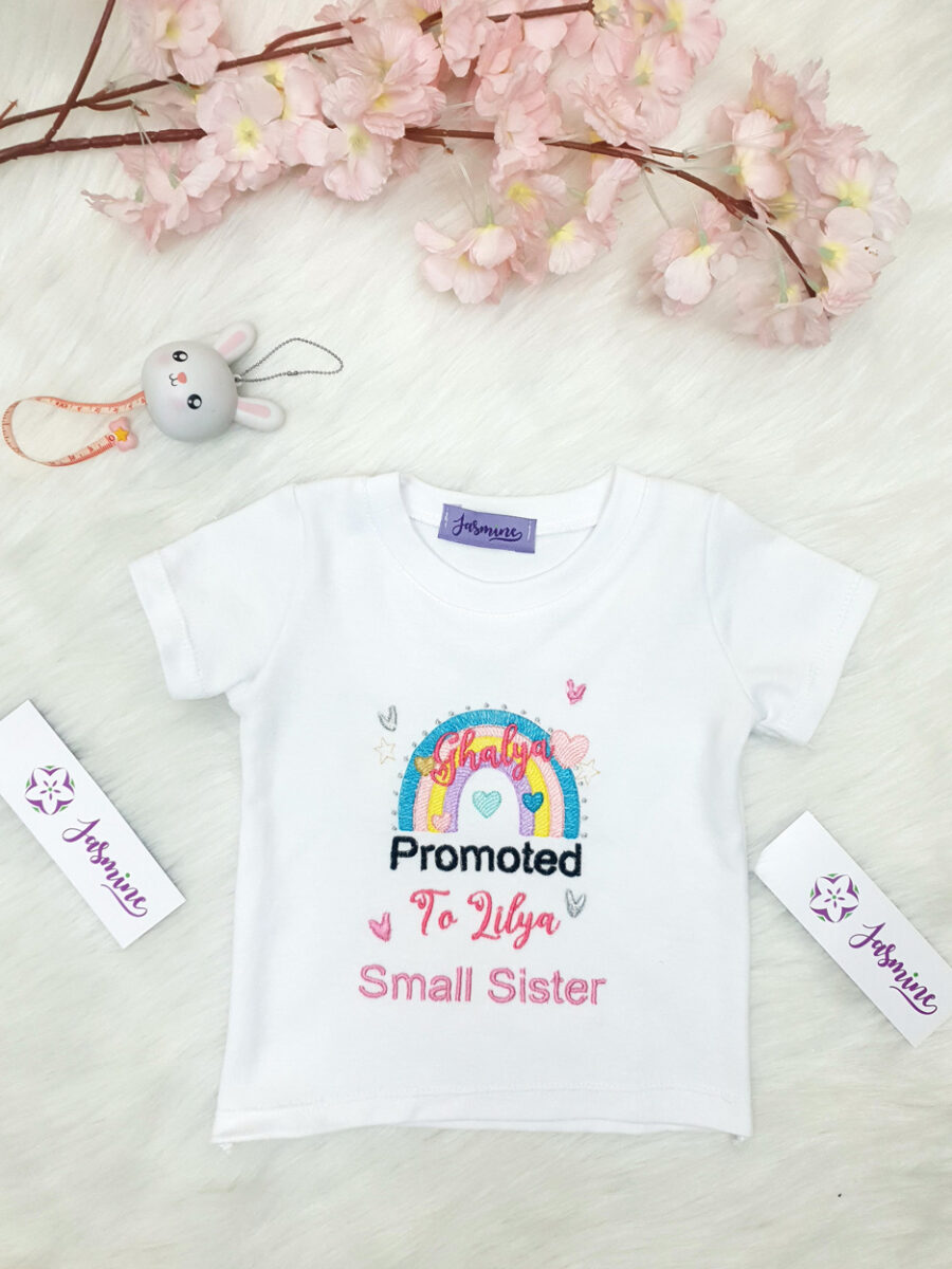 تيشرت الأخوات ghalya promoted to lilya small sister مُصنع بالاسم تيشرت تصميم قوس قزح ملون