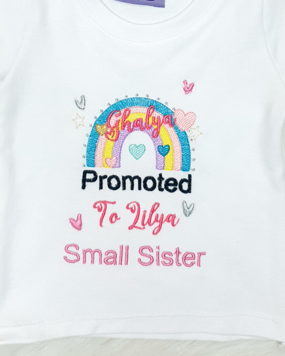 تيشرت الأخوات ghalya promoted to lilya small sister مُصنع بالاسم تيشرت تصميم قوس قزح ملون