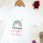 تيشرت الأخوات lilly promoted to lilya big sister مُصنع بالاسم تيشرت تصميم قوس قزح ملون