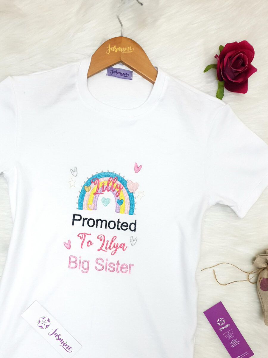 تيشرت الأخوات lilly promoted to lilya big sister مُصنع بالاسم تيشرت تصميم قوس قزح ملون