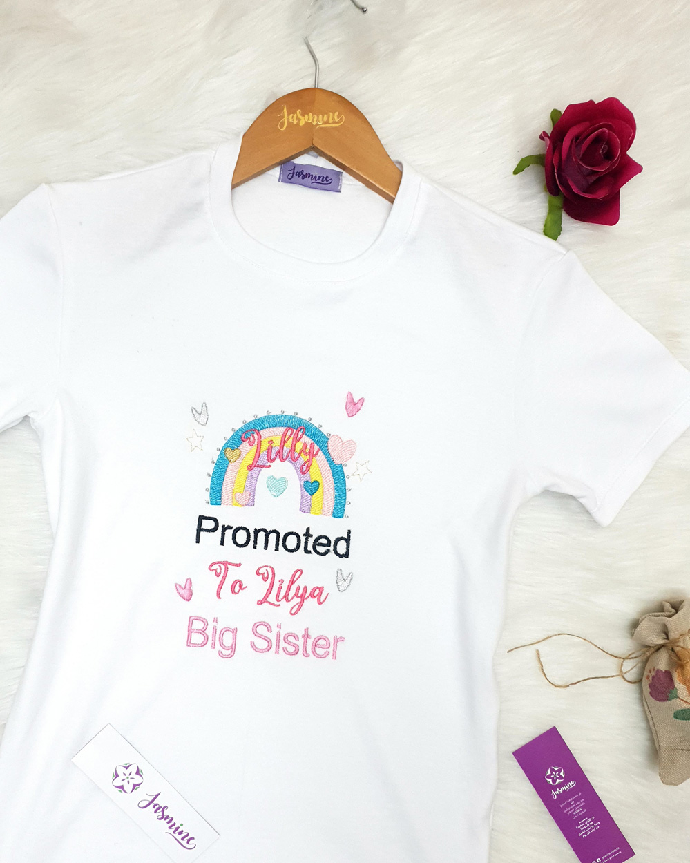 تيشرت الأخوات lilly promoted to lilya big sister مُصنع بالاسم تيشرت تصميم قوس قزح ملون