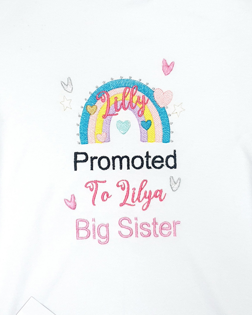تيشرت الأخوات lilly promoted to lilya big sister مُصنع بالاسم تيشرت تصميم قوس قزح ملون