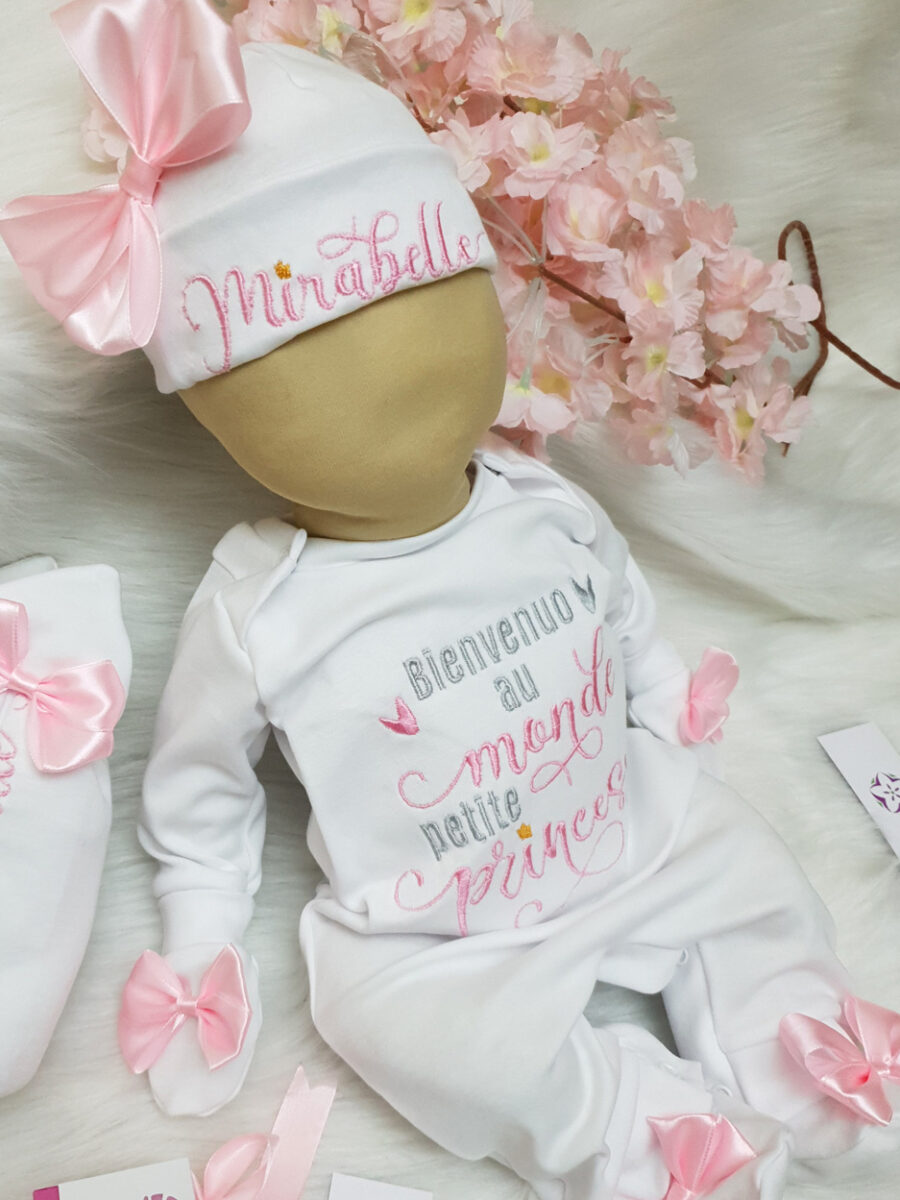 طقم ولادة 4 قطع Precios Mirabelle مُصنع بالاسم تصميم حروف بينك, فضي