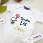 بودي سوت my first eid Zain مُصنع بالاسم بودي سوت تصميم جليتر ذهبي طباعة
