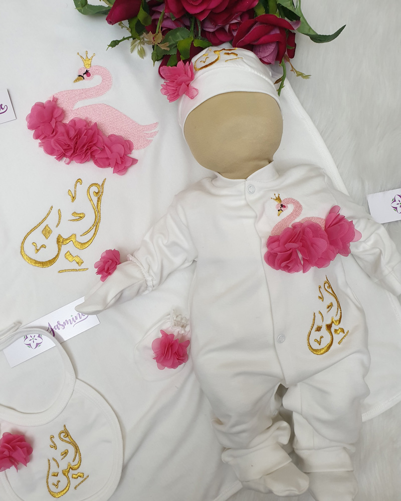 طقم ولادة 6 قطع لين صُنعَ بحب بتصميم وزة - بجعة SWAN ديزني تطريز ملون