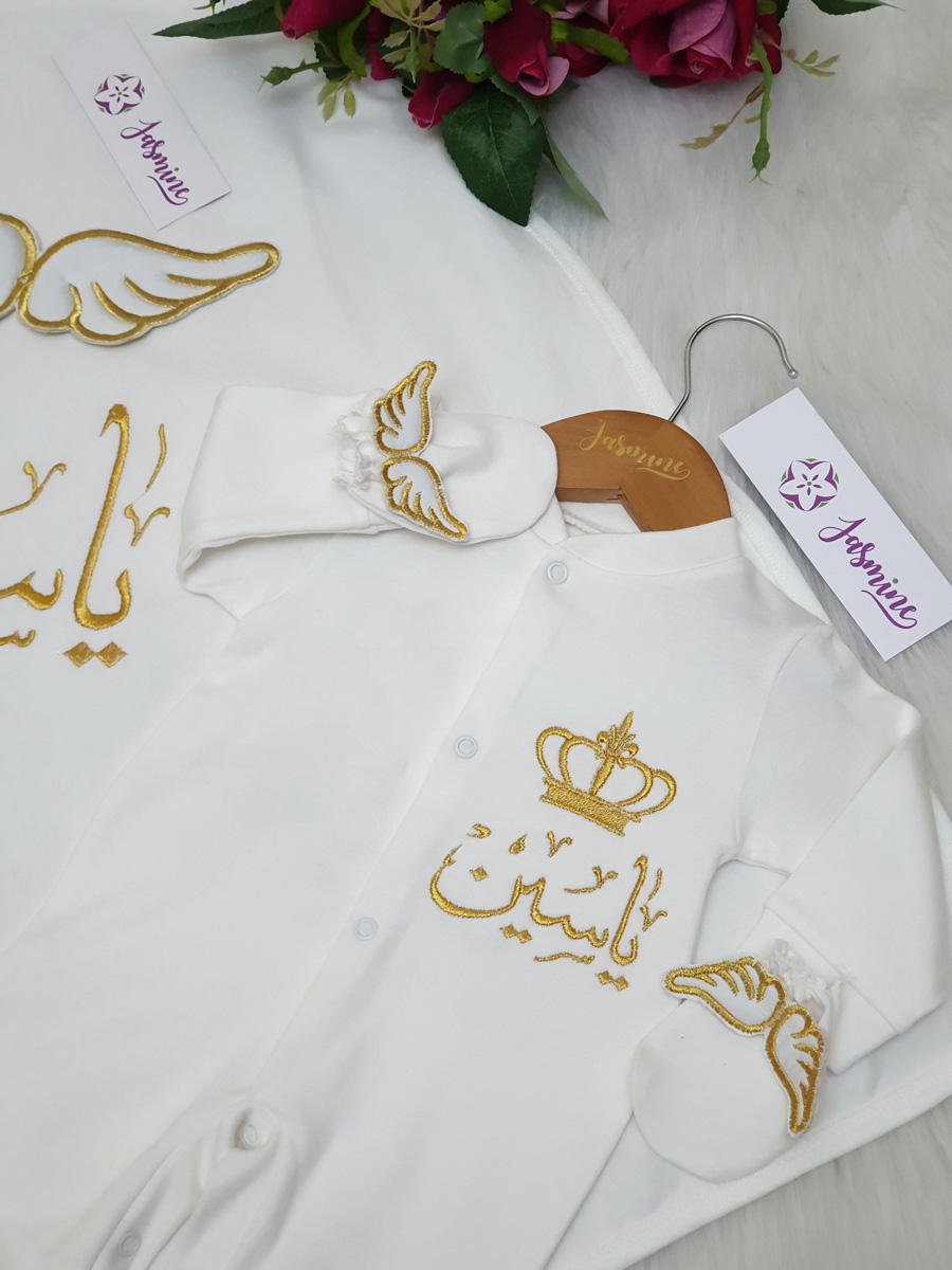 طقم ولادة 6 قطع ياسين صُنعَ بحب بتصميم تاج ذهبي غامق
