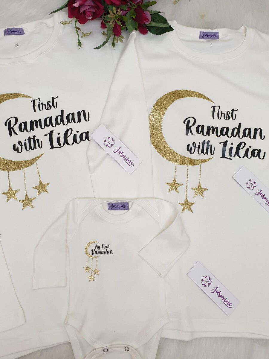طقم أول رمضان قطن خريفي للأب والأم بتصميم هلال جليتر ذهبي طباعة
