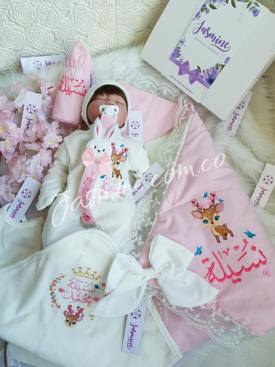 طقم مولود 6 قطع قطيفة مخمل باسم نسيلة وتصميم غزال