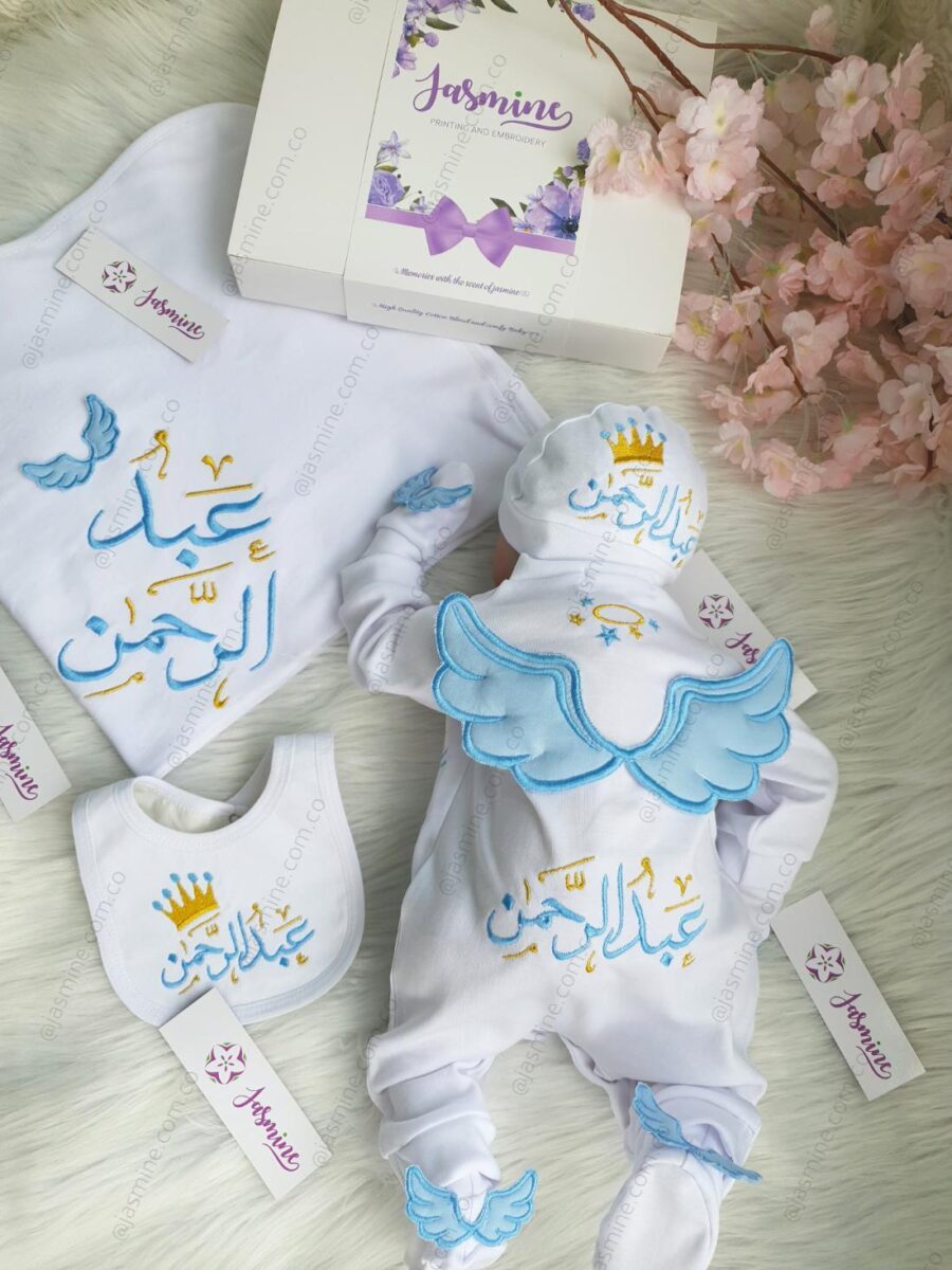 طقم مولود 6 قطع قطن بيور باسم عبد الرحمن وتصميم أجنحة
