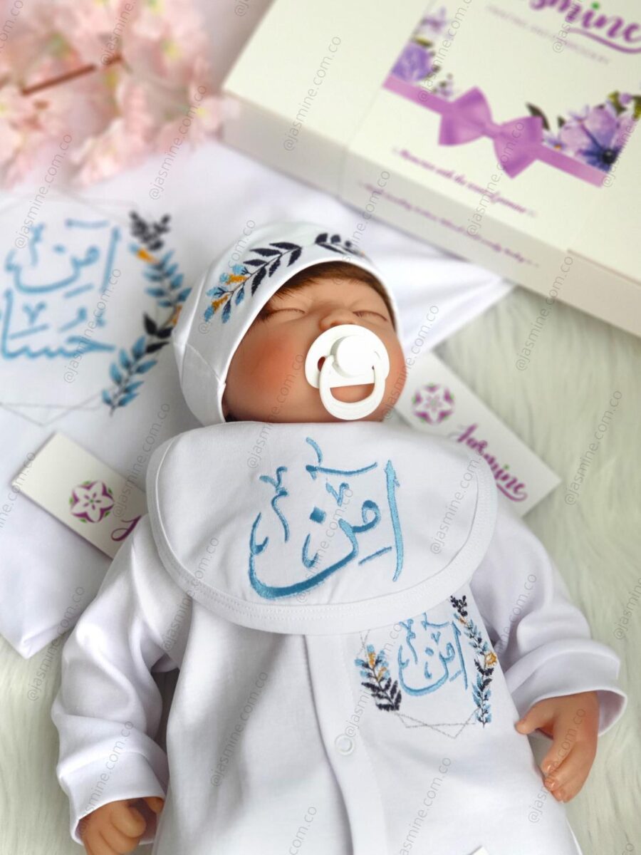 طقم مولود 6 قطع قطن بيور باسم آمن وتصميم ورد تطريز ملون