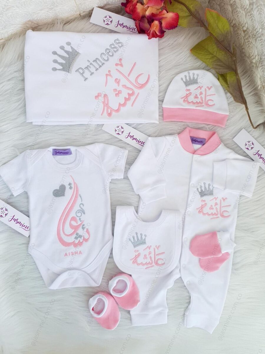 طقم مولود 7 قطع طقم مولود مع سالوبيت داخلي قطن بيور قطن بيور باسم عائشة وتصميم تاج