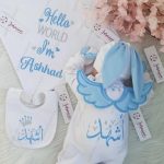 طقم مولود 6 قطع قطن بيور باسم اشهد وتصميم أرنوب