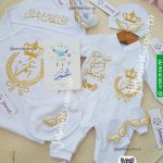 طقم مولود 6 قطع مطرز قطن تصميم أجنحة ذهبي (عمر Omar) Baby set 6 pieces cotton name embroidery clothes