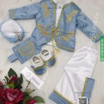 بدلة السلطان مع شوز ذهبي (6 قطع) لون كحلي منور مُصنع بالاسم تصميم تطريز ذهبي غامق sultan Navy baby set name