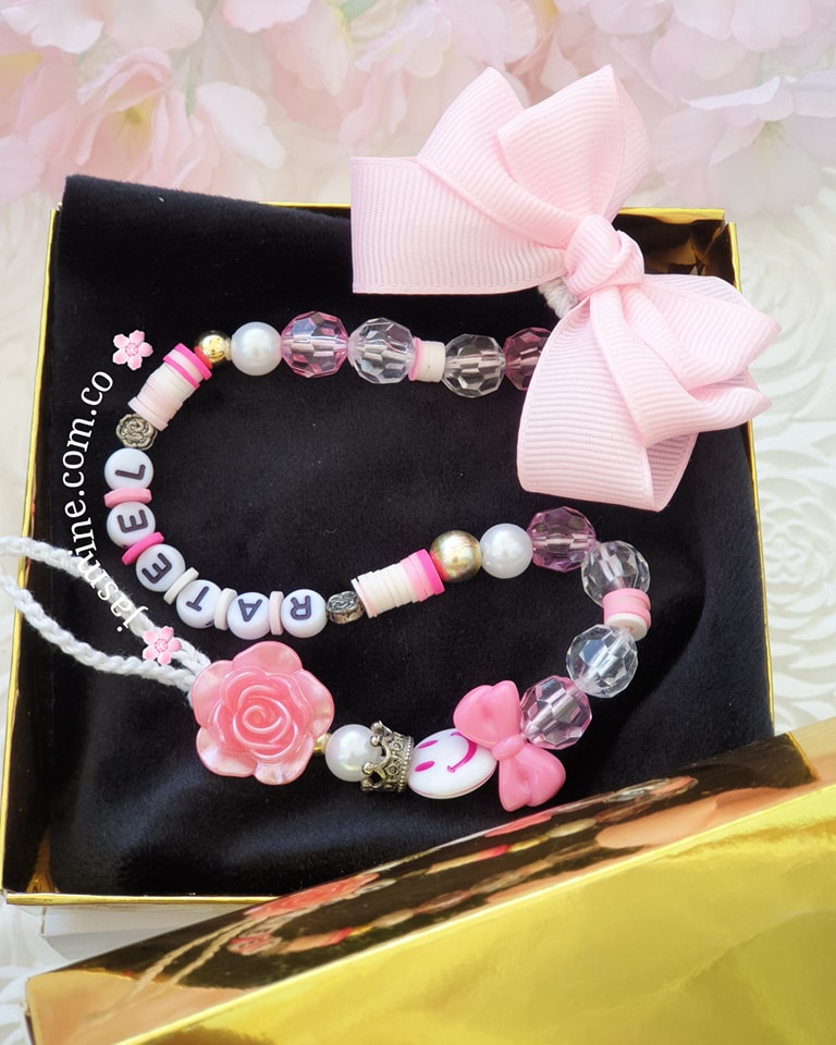 سلسلة لهاية بيبي مولود بنت مع اسم المولود (رتيل Rateel) baby pacifier clips Name