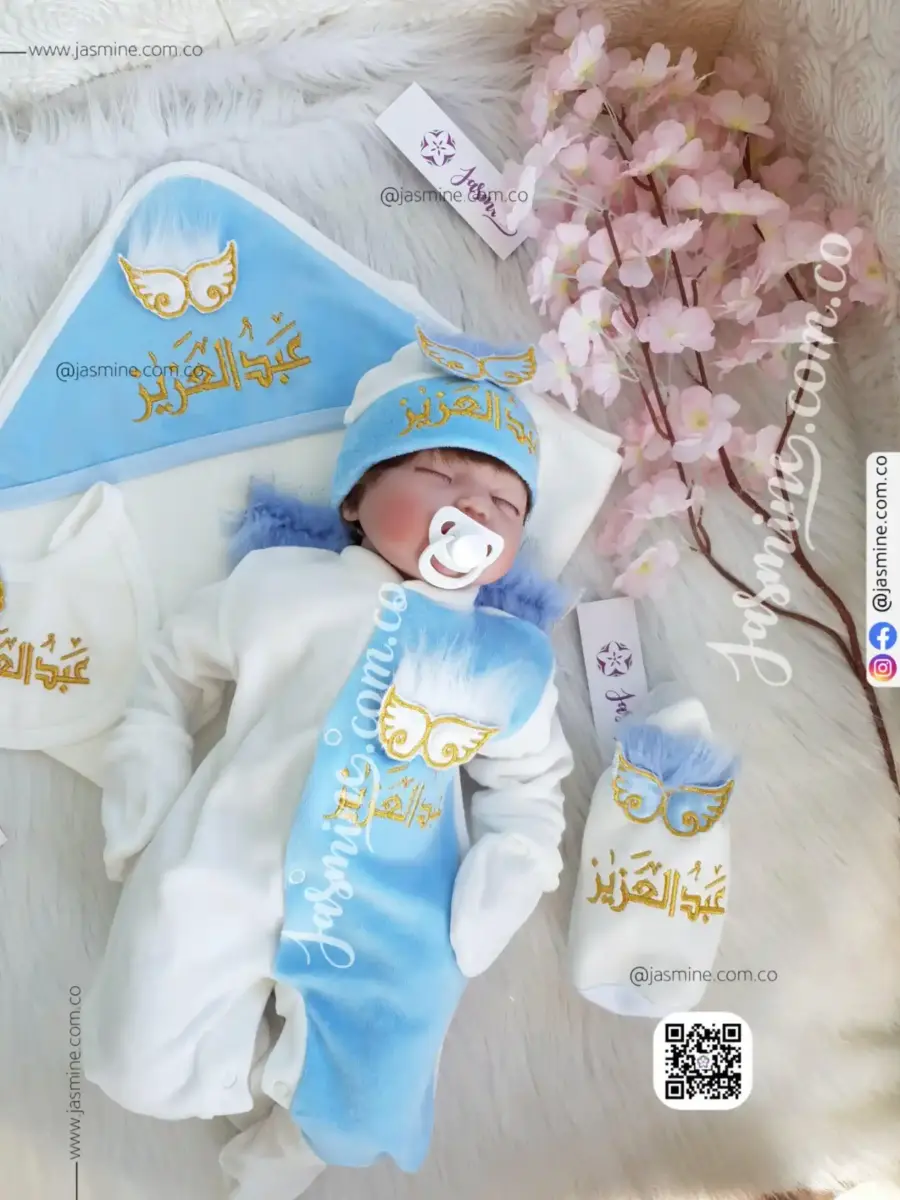 طقم بيبي مباركة وسبوع مولود 6 قطع قطيفة مخمل مع جراب بيبرونة هدية (عبد العزيز Abdel Aziz) ثيم أجنحة