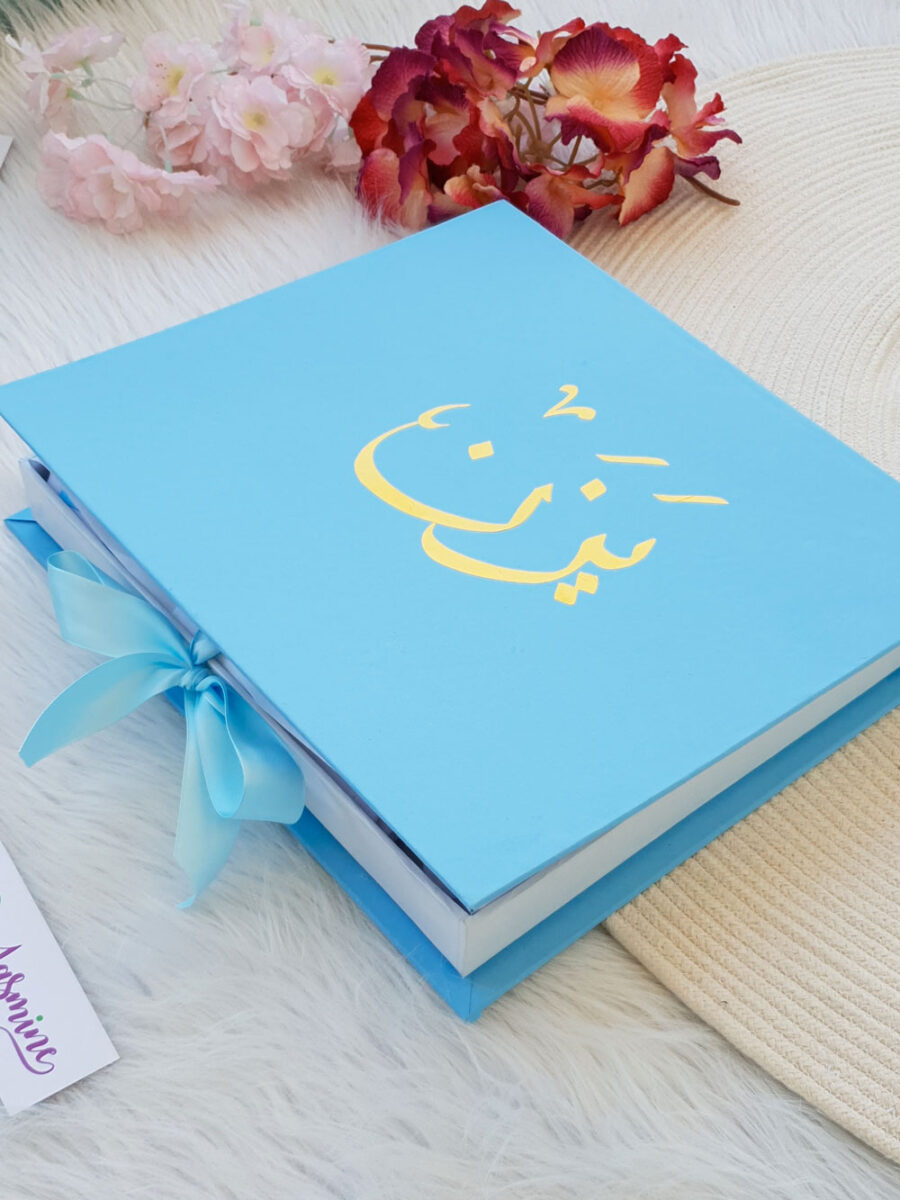 تغليف هدايا طقم المولود بوكس هارد كفر لون لبني مطبوع باسم المولود باللون الذهبي اللامع