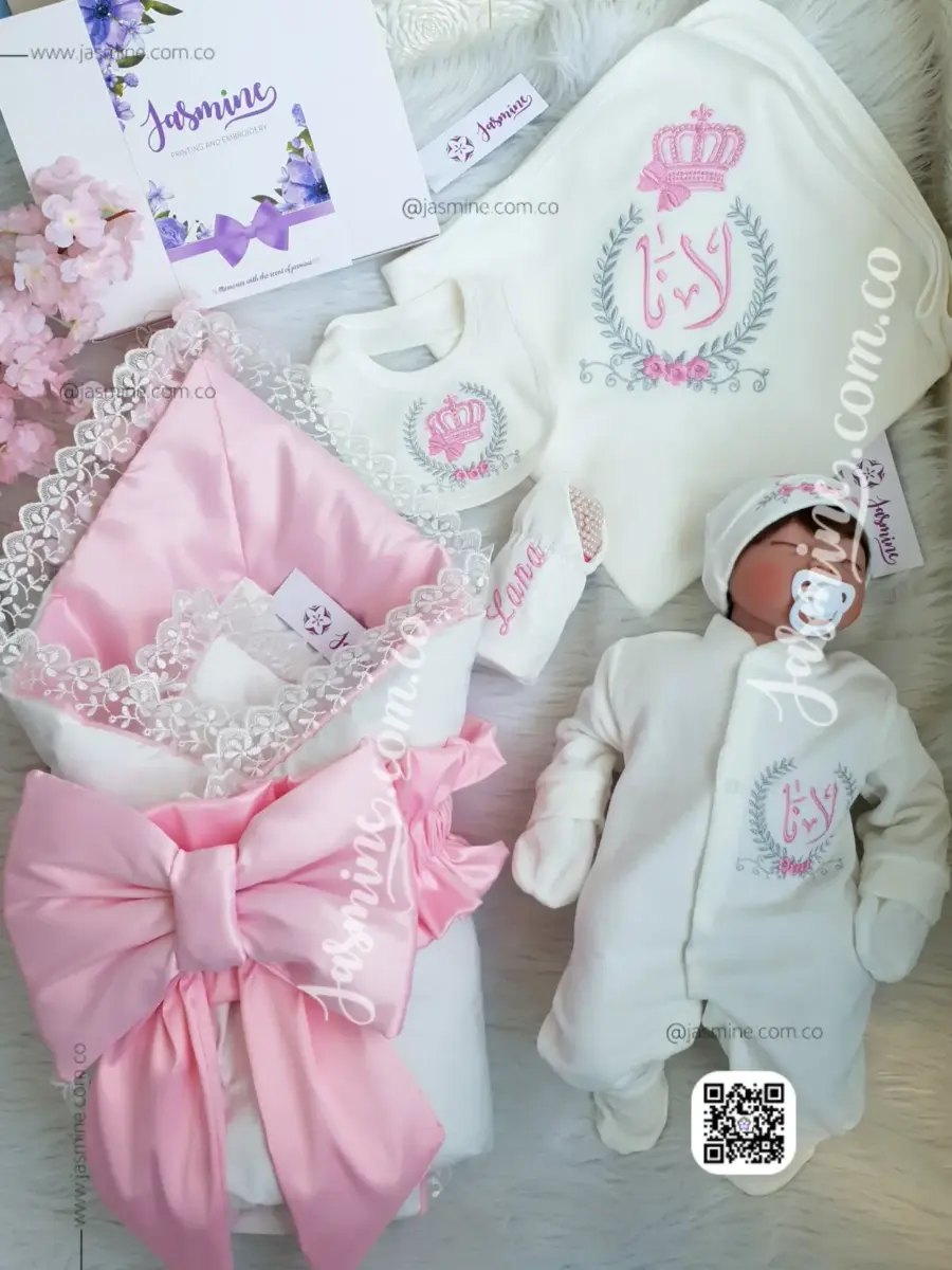 طقم 7 قطع استقبال مولودة بنت مع تطريز ورد وتاج مع سنبلة فضي قطيفة شتوي باسم لانا مع بورت baby nest for girl (1)