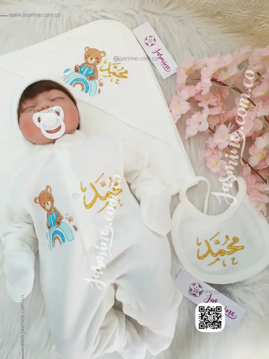 طقم قطيفة استقبال مولود 6 قطع شتوي (محمد ) دبدوب لطيف يجلس على قوس قزح (2)