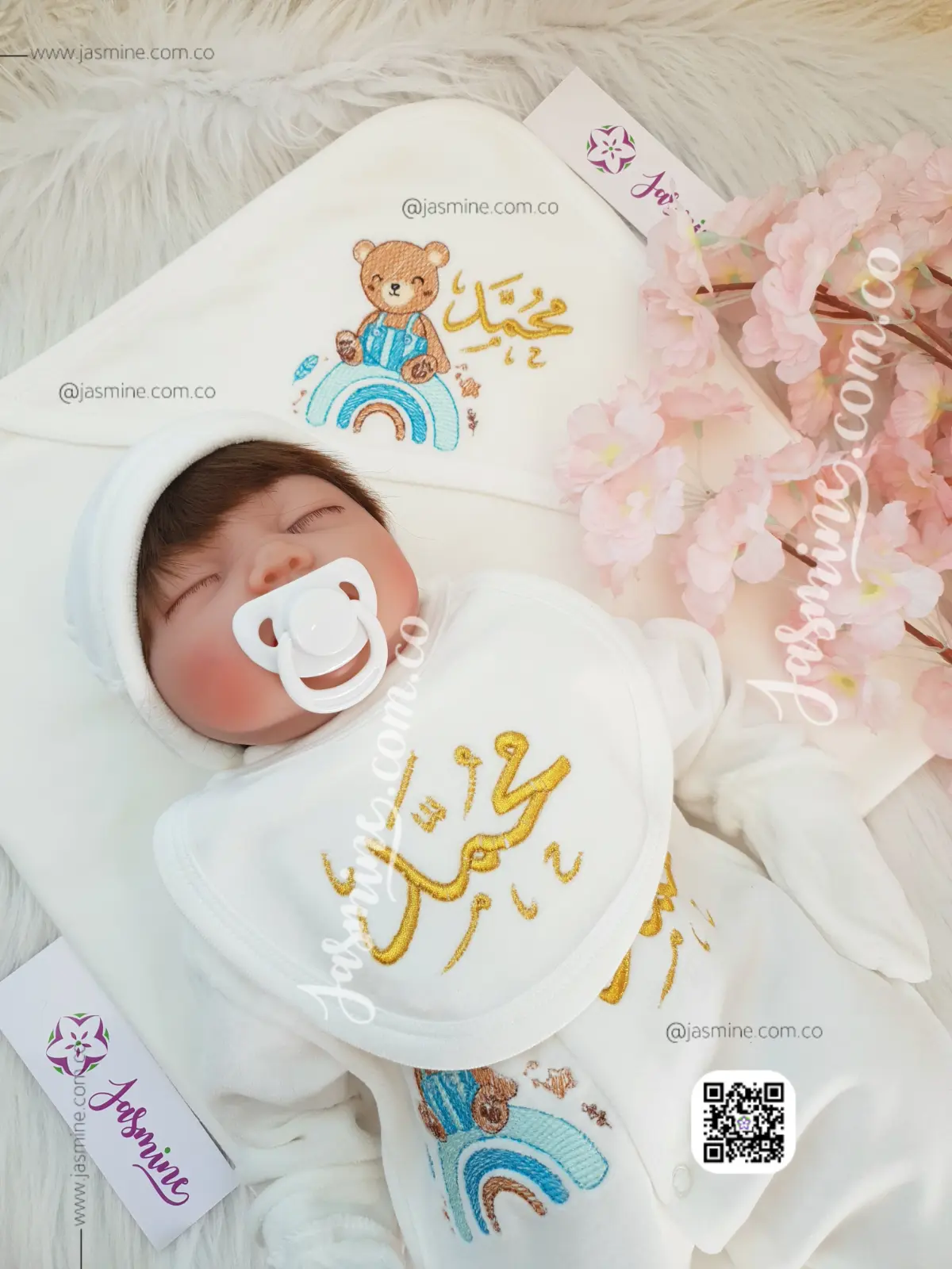 طقم قطيفة استقبال مولود 6 قطع شتوي (محمد ) دبدوب لطيف يجلس على قوس قزح (2)