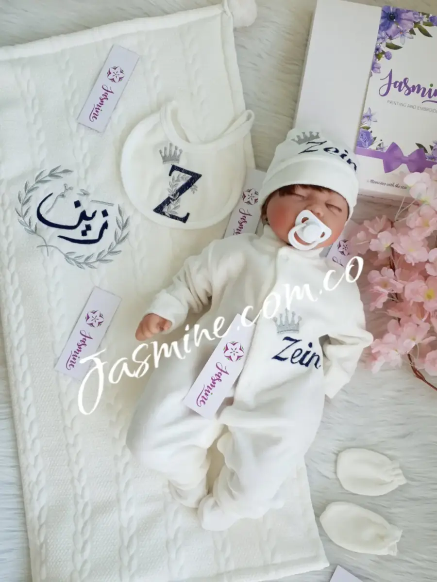 طقم قطيفة استقبال مولود تطريز 6 قطع شتوي (زين Zain ) تاج كوفرتة كابوتونيه (6)