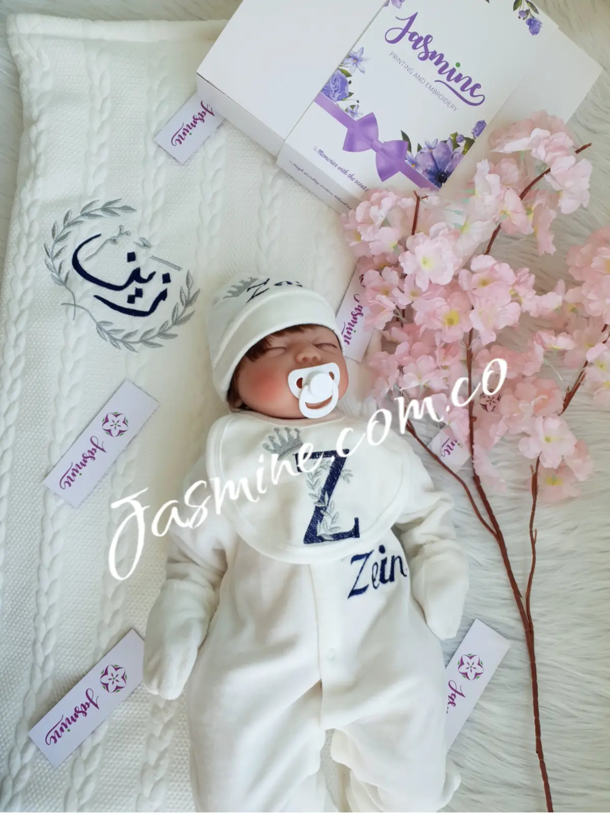 طقم قطيفة استقبال مولود تطريز 6 قطع شتوي (زين Zain ) تاج كوفرتة كابوتونيه (6)