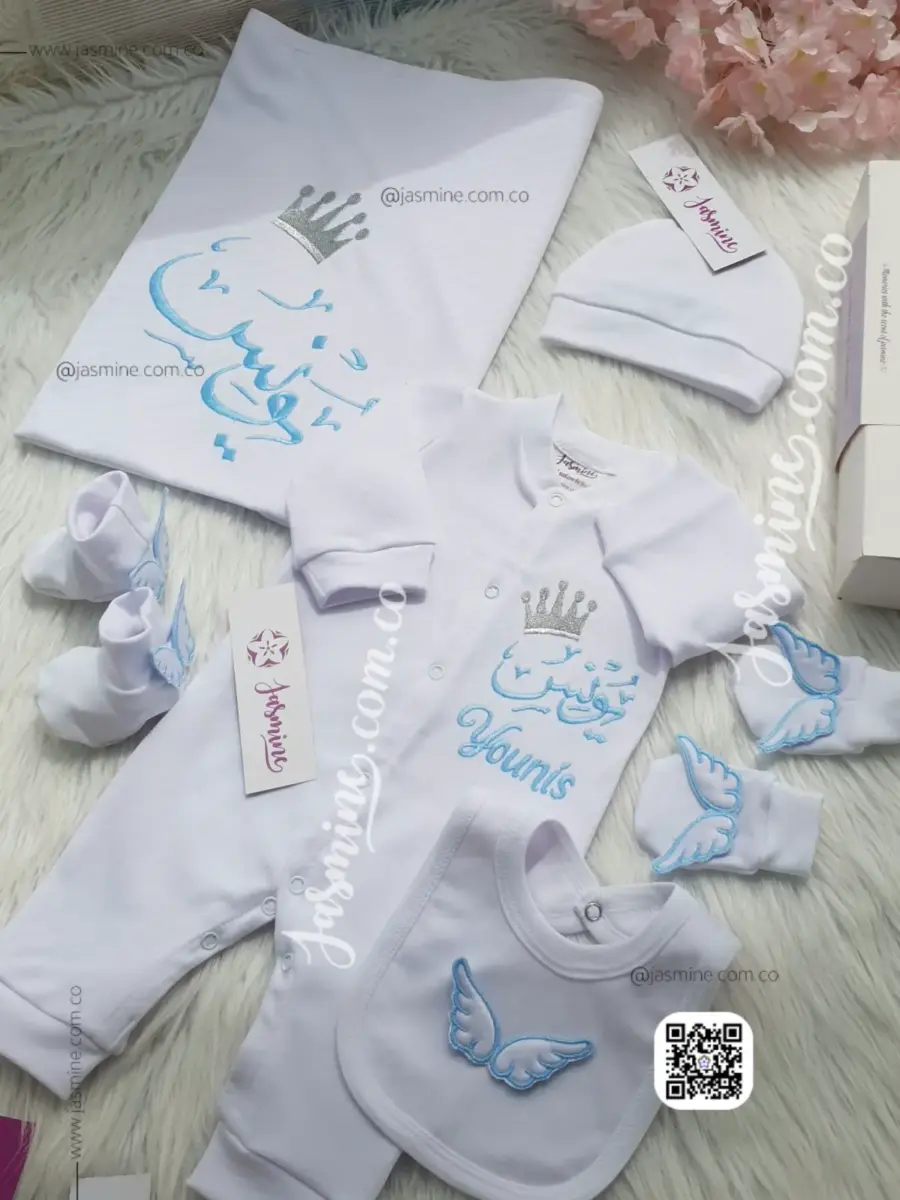 طقم استقبال مولود تطريز 6 قطع قطن بيور ( يونس Younis ) جناحات بارزة وتاج