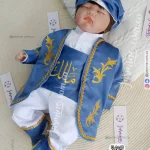بدلة السلطان مع شوز ذهبي (6 قطع) لون كحلي منور مُصنع بالاسم تصميم تطريز ذهبي غامق sultan Navy baby set name