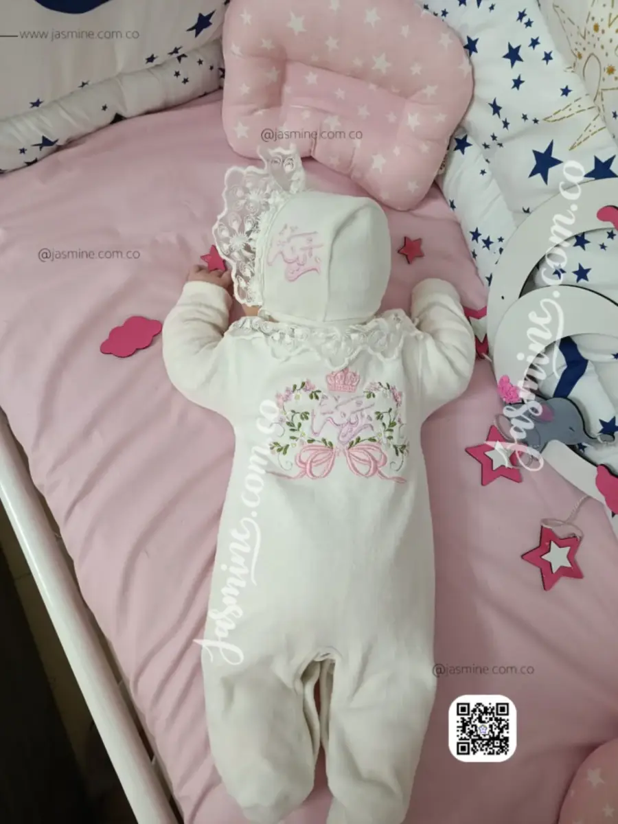 طقم بيبي استقبال مولود مباركة سبوع 4 قطع مخمل قطيفة قطنية (زينة Zeina) ثيم ورد فيونكة تطريز طاقية فرنسية