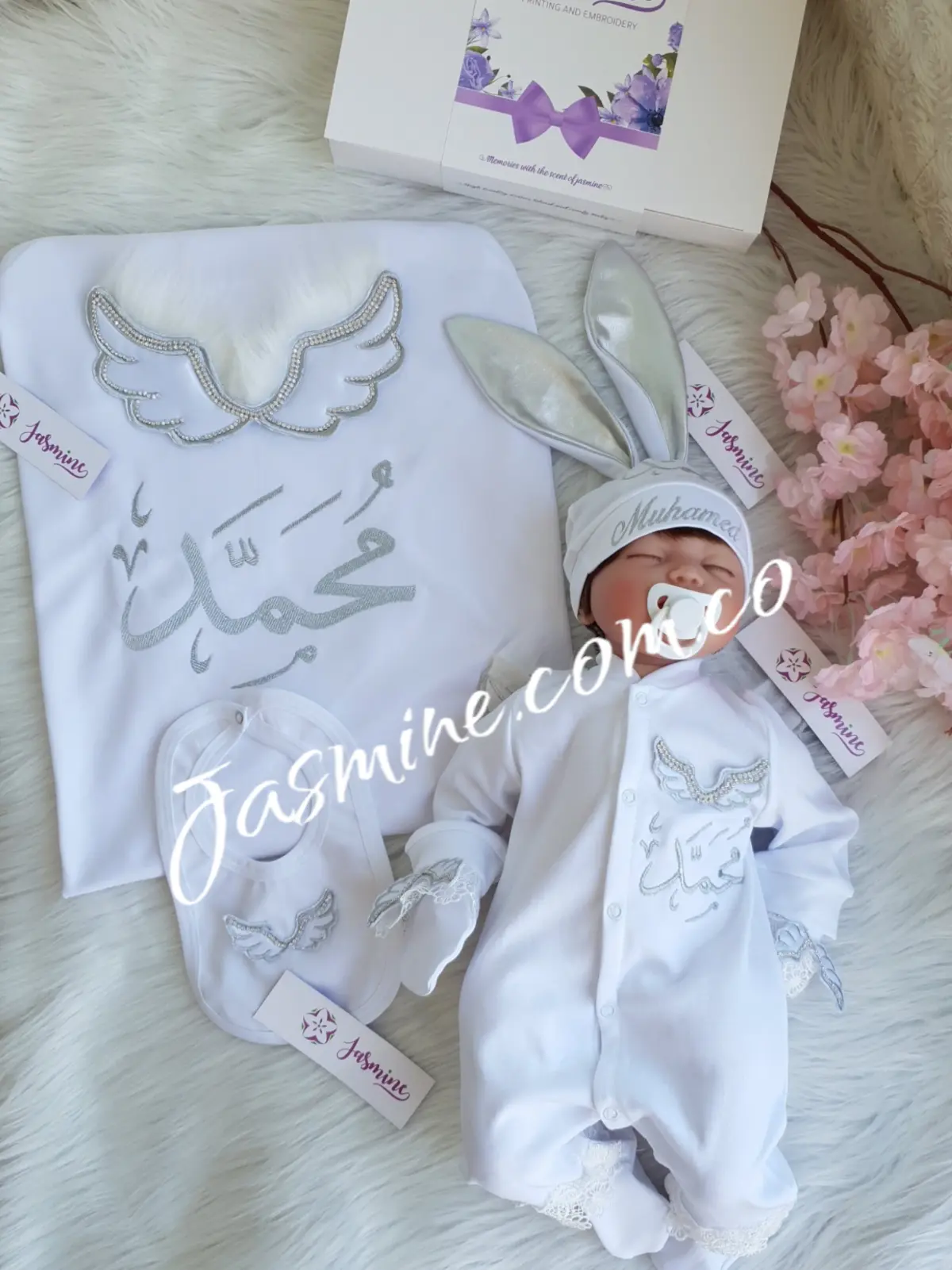 طقم ولادة وسبوع تصميم جناحات استراس ودانتيل قطن صيفي تطريز باسم Mohamed محمد