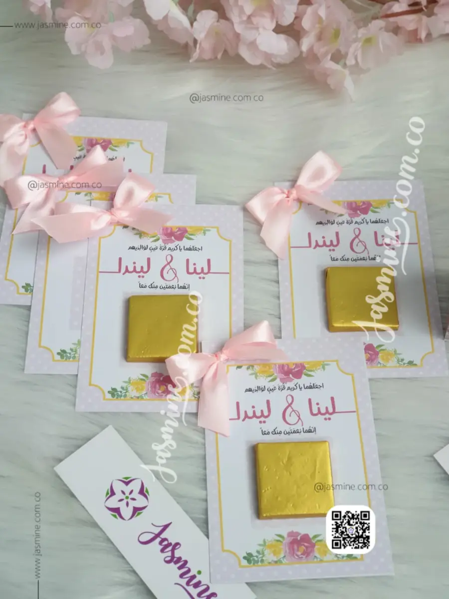 كروت شوكولاتة سبوع مباركة مولود بنت كرت مطبوع بالشوكولاتة نوع فاخر (لينا و ليندا ) ثيم ورد مع فيونكات