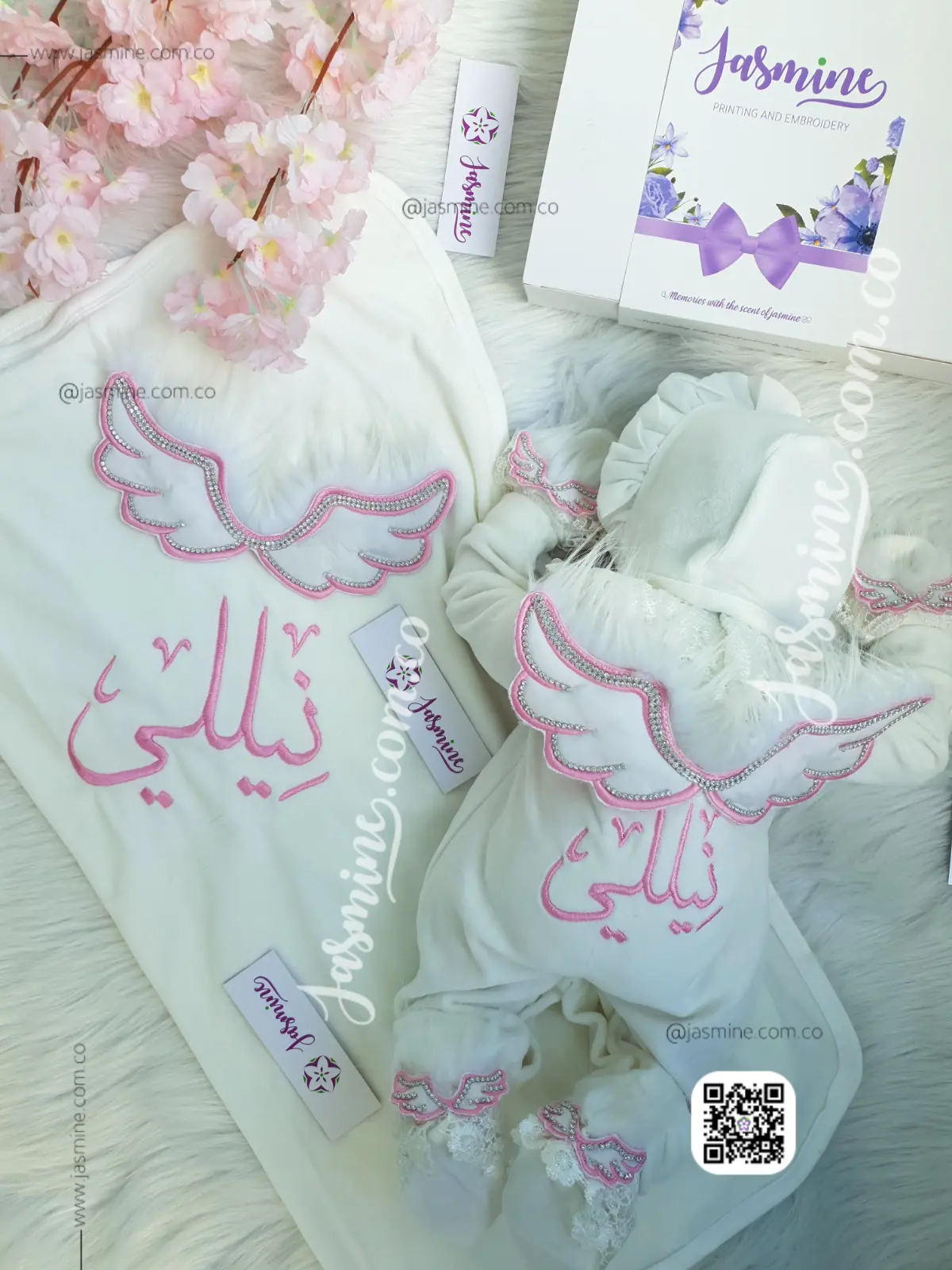 طقم ولادة وسبوع تصميم جناحات استراس ودانتيل قطيفة قطن شتوي تطريز باسم نيللي Nelly